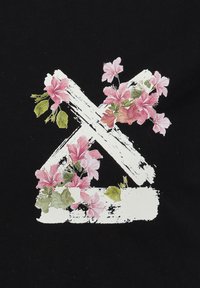 Forma X de pinceladas abstractas blancas adornada con racimos de flores rosas y hojas verdes sobre un fondo negro.