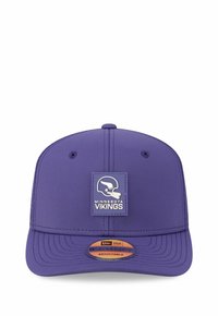 Lila verstellbare Kappe mit solider Struktur, die auf der Vorderseite ein Patch-Logo der Minnesota Vikings und ein flaches Schirmdesign aufweist.