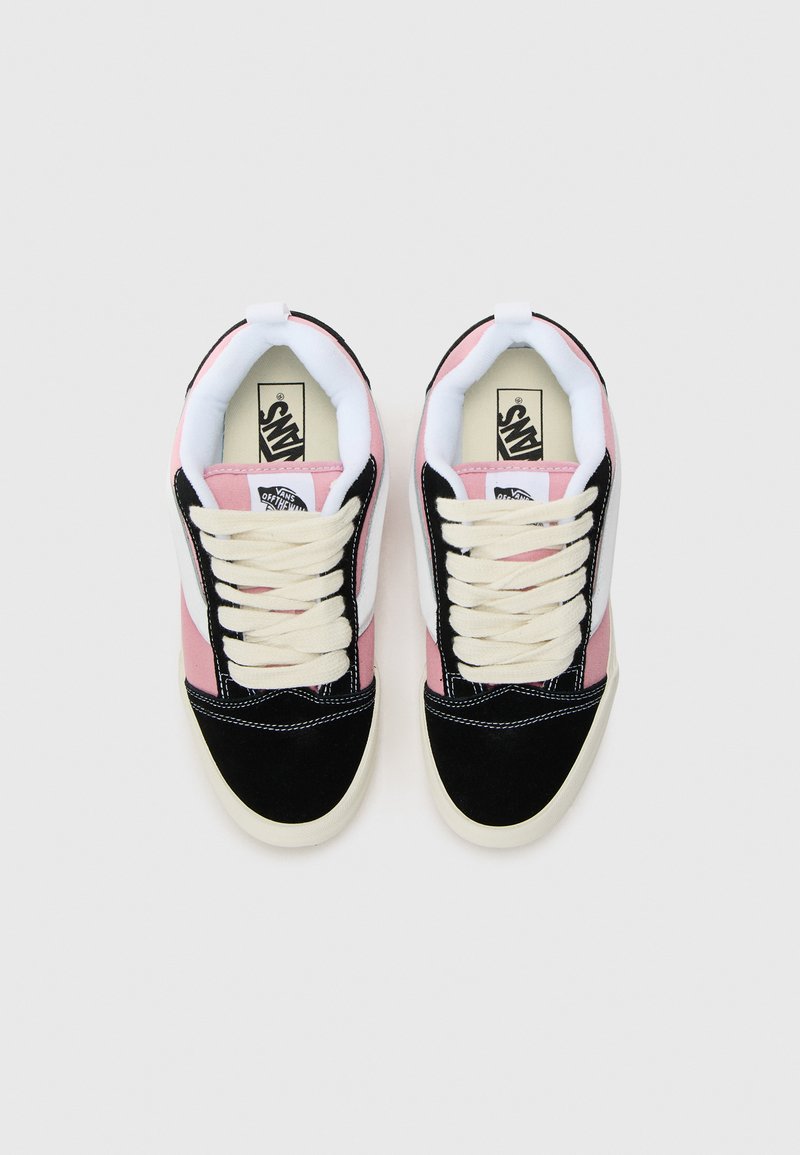 Zwarte, roze en witte sneakers van canvas en suède, met een ronde neus, beige veters en een logo op de binnenzool.