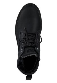 Sort ankelstøvle lavet af læder med tekstureret finish, med runde snørebånd, polstret krave og blød indersål.