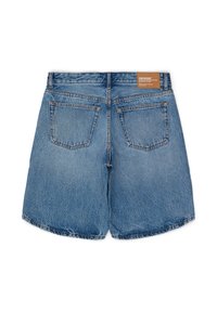 Shorts en denim, bleu clair, avec une texture délavée. Présente une étiquette en cuir avec la marque, deux poches arrière et un ourlet brut. Vue arrière.