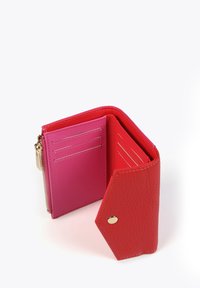 Cartera de imitación de cuero en rojo y rosa con un acabado texturizado, que cuenta con ranuras para tarjetas, un compartimento con cremallera y un cierre a presión en tono dorado.