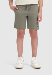 Olijfgroene shorts met een elastische tailleband, een koordsluiting en zijzakken, met een klein zwart logo-opdruk op de zoom.