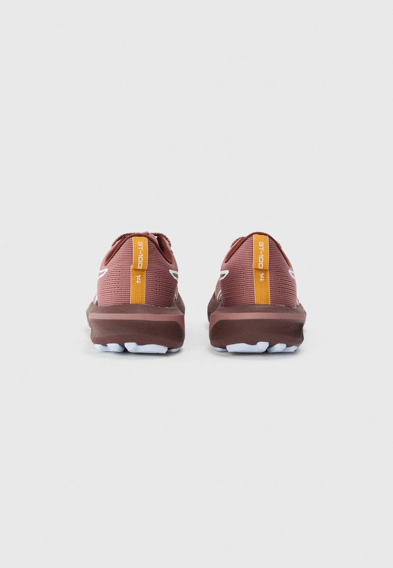 Braune Sportschuhe mit einem strukturierten Mesh-Obermaterial, das orangefarbene und weiße Akzente aufweist, einer gepolsterten Sohle und einer abgerundeten Zehe.