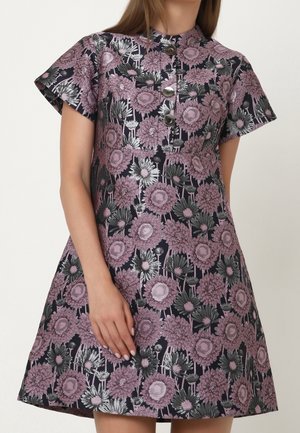 Vestido de manga corta con un patrón floral rosa sobre un fondo negro, con tres grandes botones delanteros y escote redondo.