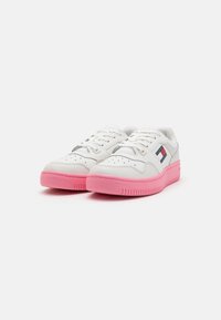 Tommy Jeans RETRO BASKET - Sportbačiai - ecru/pink alert