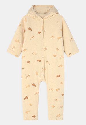 Beige heldragt med kaninprint i brune nuancer, udstyret med hætte, frontlukkning med trykknapper og mansjetterede ærmer, lavet af blødt, struktureret stof.