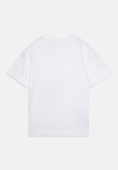 Camiseta blanca de algodón con mangas cortas, cuello redondo y una textura suave. Diseño simple sin gráficos ni patrones.