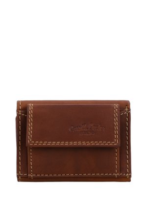 Braune Lederbrieftasche mit sichtbarer beiger Naht und einer vorderen Klappe, auf der ein Markenname geprägt ist, vor weißem Hintergrund.