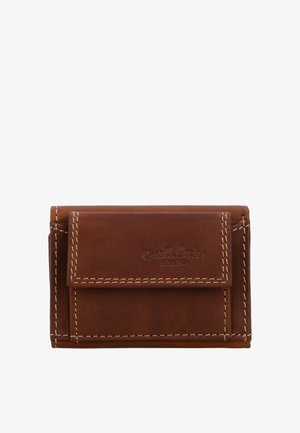 Cartera de cuero marrón con costuras visibles en beige y una solapa frontal con el nombre de la marca en relieve, sobre un fondo blanco.