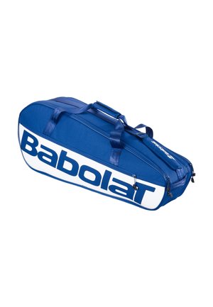 Blå Babolat tennistaske med hvidt panel og stort logo, med dobbelte håndtag og lynlåslommer.