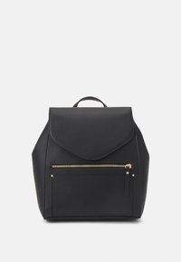 Mochila de cuero negro con un diseño redondeado, cierre de tapa, bolsillo frontal con cremallera y acentos de hardware dorado. Textura suave, estilo minimalista.
