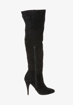 Czarne kozaki za kolano wykonane z zamszu, smukły kształt, szpiczasty nos, wysoki obcas typu szpilka, zamek błyskawiczny z boku jako detal zamknięcia.