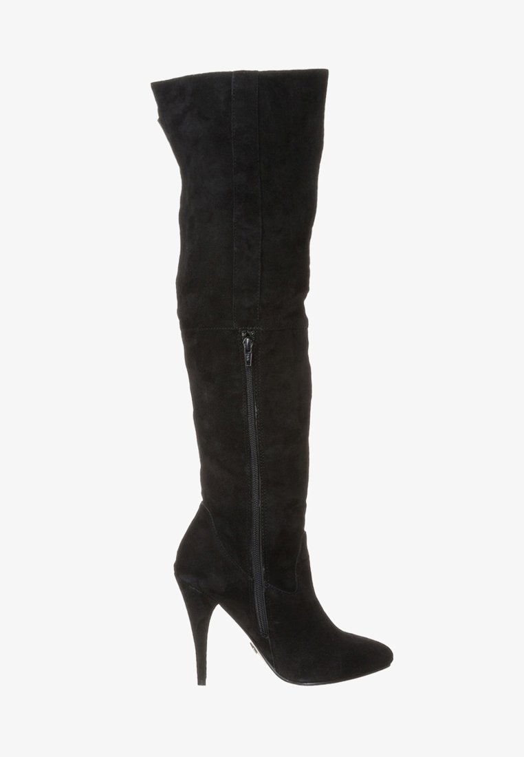 Czarne kozaki za kolano wykonane z zamszu, smukły kształt, szpiczasty nos, wysoki obcas typu szpilka, zamek błyskawiczny z boku jako detal zamknięcia.