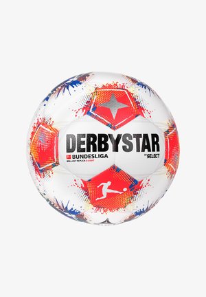 Palla da calcio bianca con accenti di macchie rosse e blu, motivo esagonale, con la scritta "DERBYSTAR" e il logo della Bundesliga in grassetto nero.