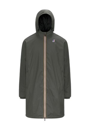 Parka imperméable vert foncé avec capuche, dotée d'une fermeture éclair frontale, de détails rayés jaunes et blancs, et de deux poches latérales.