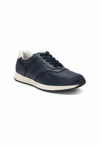 Zapatilla deportiva de color azul marino con parte superior de cuero liso, acentos blancos en el talón, perforaciones para ventilación y una suela de goma.