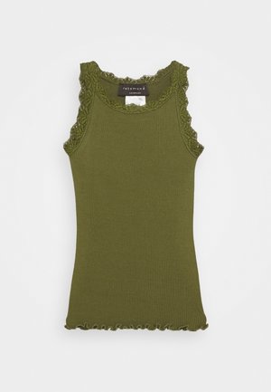 Oliwkowy prążkowany top na ramiączkach z koronkową lamówką przy dekolcie i pachach, z falowanym dołem. Wykonany z miękkiego, rozciągliwego materiału.