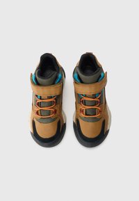 Zapatillas altas de color marrón y verde con cordones naranjas y azules, tira de Velcro, suela de goma texturizada y acentos en contraste.