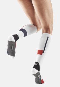 CEP THE RUN LIMITED 2024.1 COMPRESSION SOCKS KNEE-HIGH WOMEN - MADE IN GERMANY - Kniestrümpfe - white