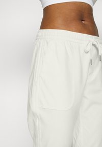 Athleta FARALLON - Calças de fato de treino - magnolia white