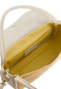 Beige håndtaske med glat læder og strukturerede vævede detaljer. Indvendigt har den en gul foering og flere lommer til organisering.