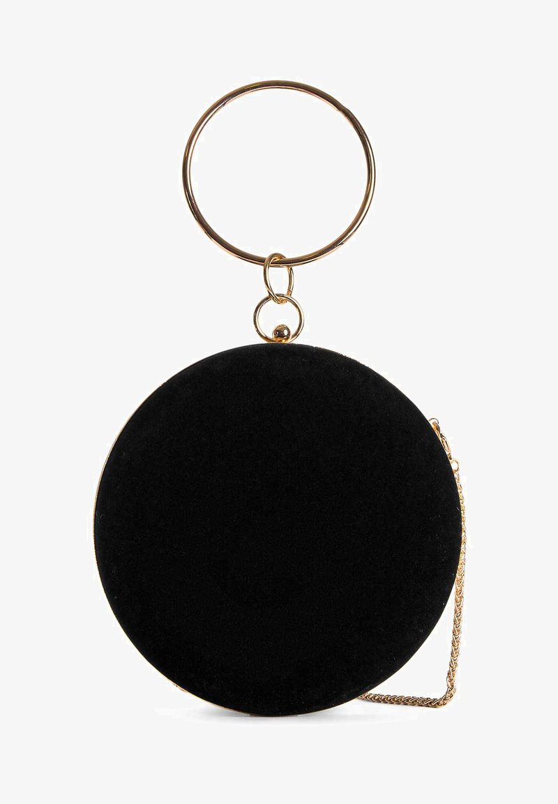 Borsa a pochette rotonda in velluto nero con manico circolare dorato e tracolla in catena dorata, caratterizzata da una texture liscia e un design minimalista.
