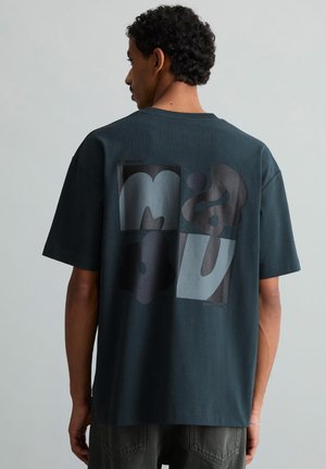 Marc O'Polo DENIM, MARC O'POLO DENIM T-SHIRT RELAXED MIT GROSSEM RÜCKENPRINT   - T-shirt imprimé - peppercorn grey