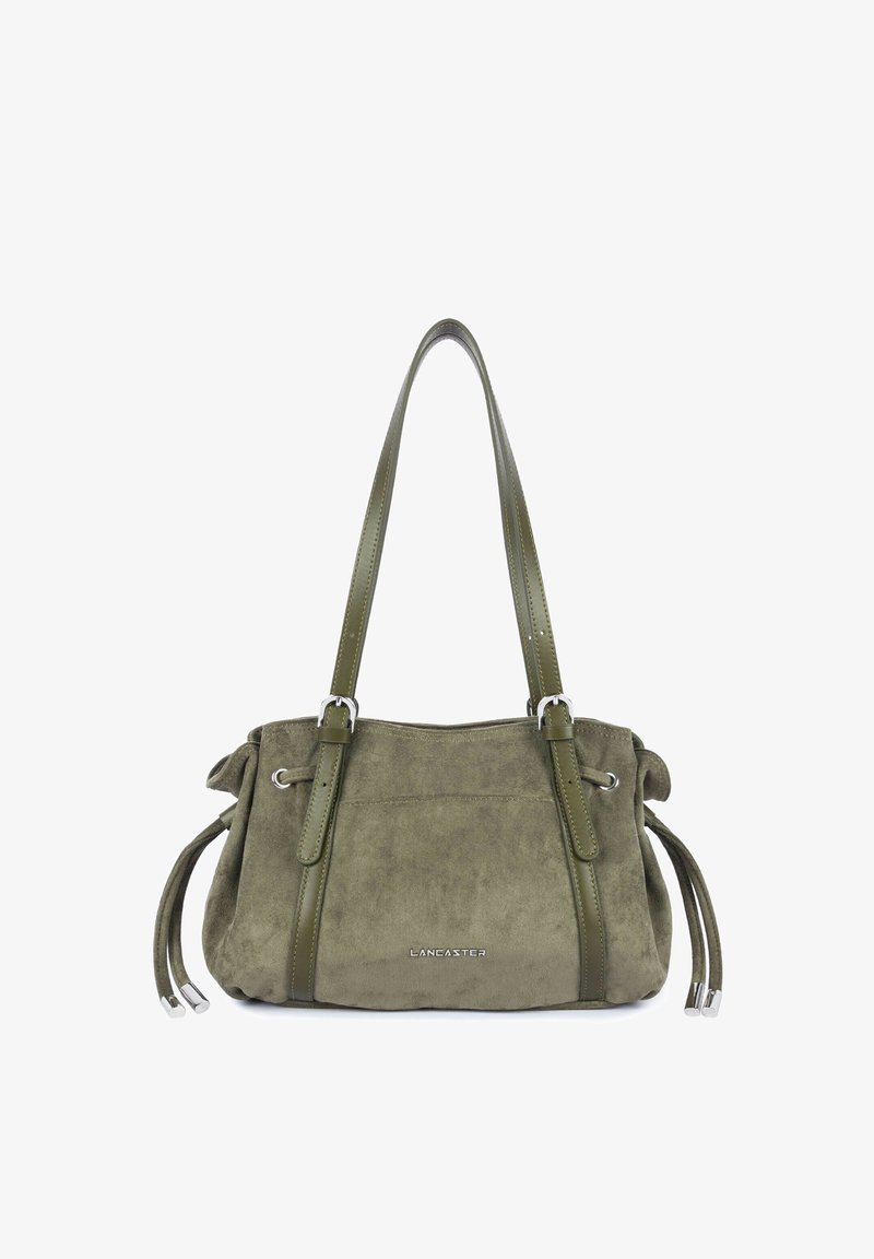 Sac à main en daim vert olive avec deux sangles en cuir réglables, cordons latéraux et accents métalliques argentés, marqué Lancaster à l’avant.