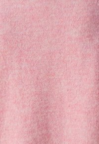 Jasnoróżowa dzianina o miękkiej fakturze, z subtelnym melanżowym wzorem. Materiał wydaje się gładki i równomiernie tkany.