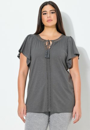 Ulla Popken WING SLEEVE V-NECK TEE - T-shirt imprimé - graphite grey