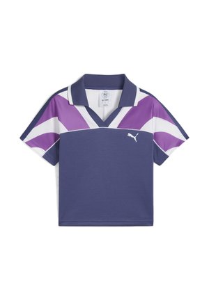 Paarse en witte polo met korte mouwen, voorzien van een V-hals, kleurblokontwerp en het Puma-logo op de voorkant. Gladde stoftextuur.