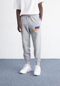 Nike Sportswear JOGGER - Träningsbyxor - dark grey heather