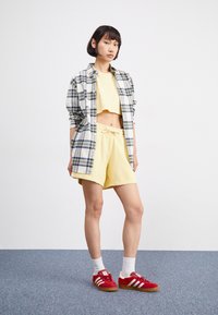 adidas Originals ESSENTIALS PLUS - Joggebukse - almost yellow