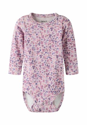 Body niemowlęce z długim rękawem w jasnoróżowym kolorze, z wzorem kwiatowym w odcieniach fioletu i różu. Materiał bawełniany, z zatrzaskiem na dole.