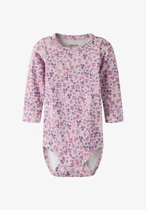 Langærmet babybodystocking i lys pink med et blomsterprint i lilla og pink nuancer. Fremstillet i bomuld med trykknapper i bunden.