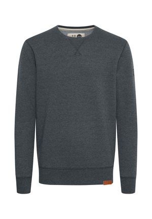 Tumši pelēks džemperis ar apaļu kakla izgriezumu, garām piedurknēm, ribotu aproču un apakšmala, uz kuras ir neliels ādas logo uzlīme kreisajā apakšējā stūrī.