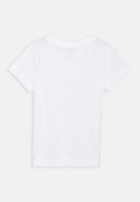 Witte t-shirt met korte mouwen, gemaakt van katoen. Heeft een ronde hals en omgestikte mouwen. Subtiel logo-detail op de achterkant van de hals.