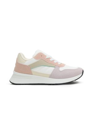 Zapatilla deportiva de corte bajo en blanco, beige, rosa y lila claro con cordones blancos y una suela blanca gruesa con dibujo de tracción negro.
