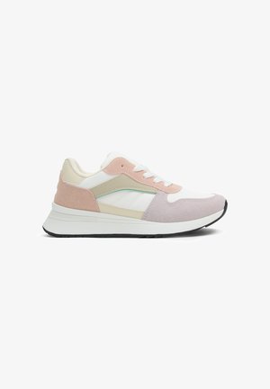 Zapatilla deportiva de corte bajo en blanco, beige, rosa y lila claro con cordones blancos y una suela blanca gruesa con dibujo de tracción negro.
