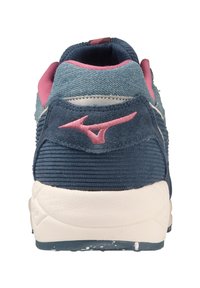 Sneaker blu e rosa con tomaia in tessuto testurizzato, colletto imbottito e suola intermedia bianca. Presenta un logo prominente sul tallone.