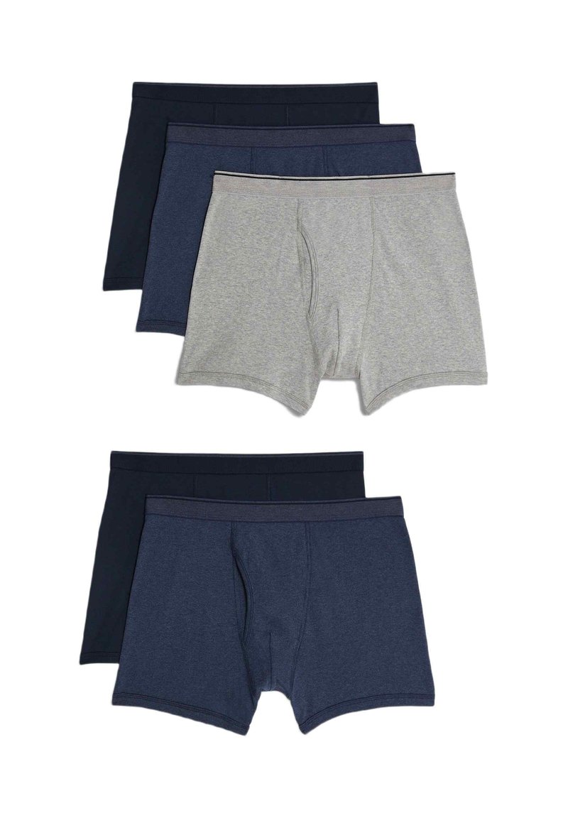 Fyra par herrboxershorts i marinblå, grå och svart, arrangerade i två överlappande uppsättningar mot en vit bakgrund.
