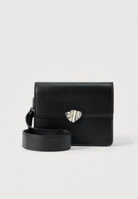 Mala transversal negra retangular em pele com alça larga e fecho prateado de forma abstrata sobre um fundo claro simples.