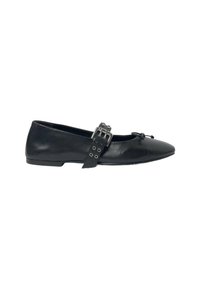 Bailarina de cuero negro con punta afilada, correa en el tobillo con hebilla plateada y detalle decorativo de nudo en la parte delantera.