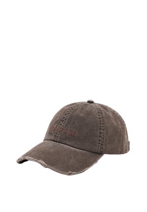 Cappellino da baseball marrone consumato con visiera curva e bordi logori, con testo ricamato sbiadito sul pannello anteriore.