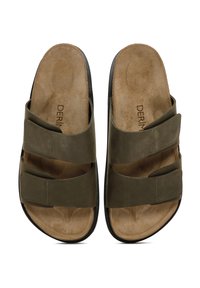 Sandali verde oliva con due cinturini regolabili, soletta in morbido suede e suola in gomma nera; design minimale, piatti e aperti davanti.