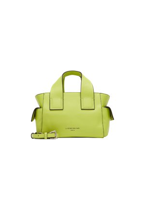 Sac à main en cuir vert avec poignées doubles et une sangle amovible. Présente un design structuré et des détails de logo subtils à l'avant.