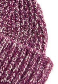 Pletená čiapka v hlbokej purpurovej farbe s bielymi škvrnami. Má textúrovaný rebrovaný vzor a jemný, nadýchaný vzhľad, ktorý predvádza zmiešanú priadzu.