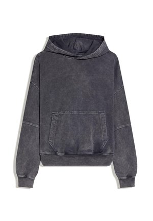 Tmavosivá vyblednutá mikina s kapucňou, veľkým predným klokankovým vreckom a rebrovanými lemami na rukávoch a spodnej časti.