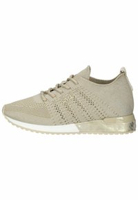 Beige sportshoe met gebreide bovenkant, ronde neus, vetersluiting aan de voorkant, gestructureerd oppervlak en een contrasterende glanzende hakaccent.